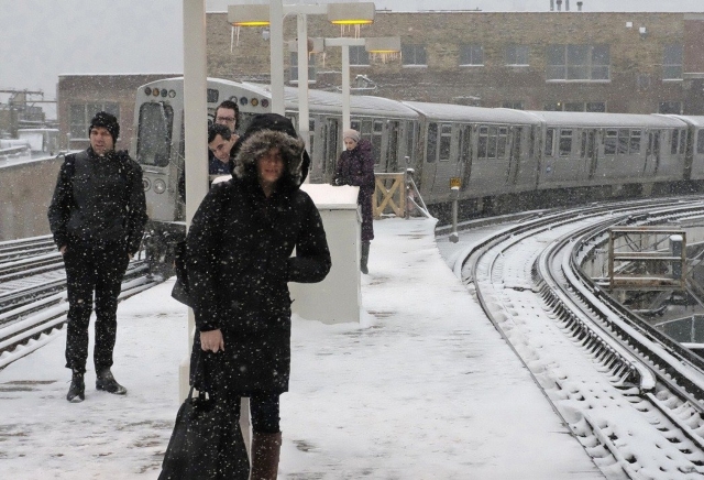 正侵襲美國東岸的暴風雪，由於降雪量不如預期，反而造成當地能源市場行情走跌（圖/美聯社）。