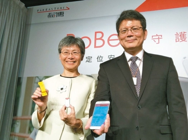 遠傳總經理李彬（左）及首席顧問李聖宣布推出創新定位服務「BoBee守護寶」。 記者黃晶琳／攝影