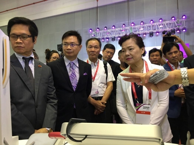 經濟部次長王美花（右）、外貿協會董事長黃志芳（左二）與越南商工總會主席武進祿（左一）一起參觀台灣的醫療器材。記者高詩琴／攝影