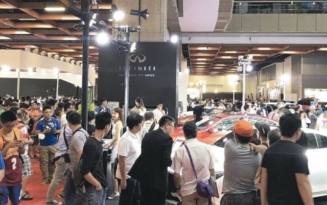人潮擠爆颱風過後反而是賞車天，一點都不誇張，國際汽機車暨零配件展昨天擠進大批參觀人潮。 圖／陳志光