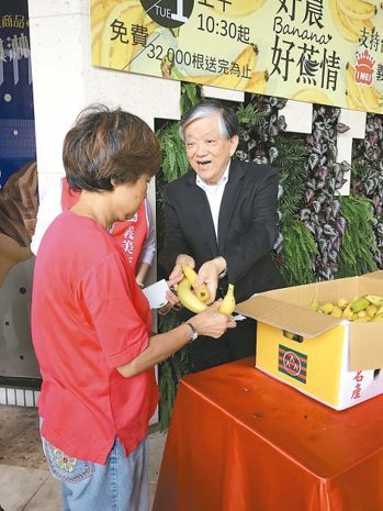 義美總經理高志明昨天在台北榮總生活廣場前親自送香蕉給民眾與榮總員工。 記者李至和／攝影