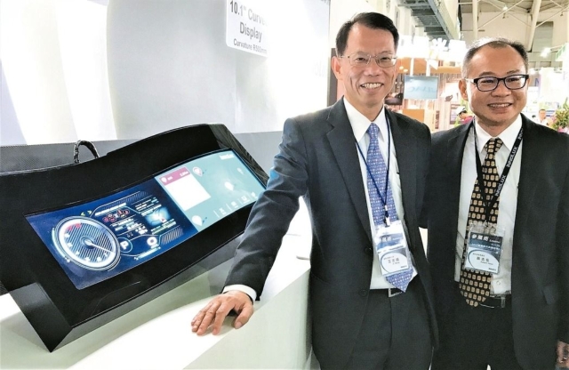 Wang Chih Chao(left), chairman of InnoLux (photo provided by UDN.com)