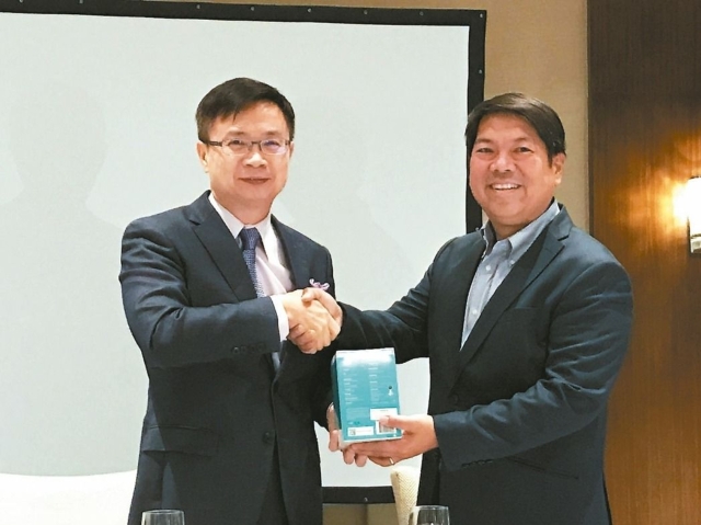 貿協董事長黃志芳（左）拜訪菲律賓電動車產業協會理事長隆美爾，致贈台灣精品。 記者黃文奇／攝影