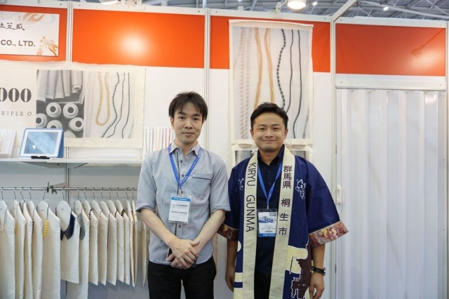 Yuichiro Tsuji (right), an official of Ministry of Economy, Trade and Industry in Japan taking pictures with the visitor. (Photographed by King Lai Lai) 