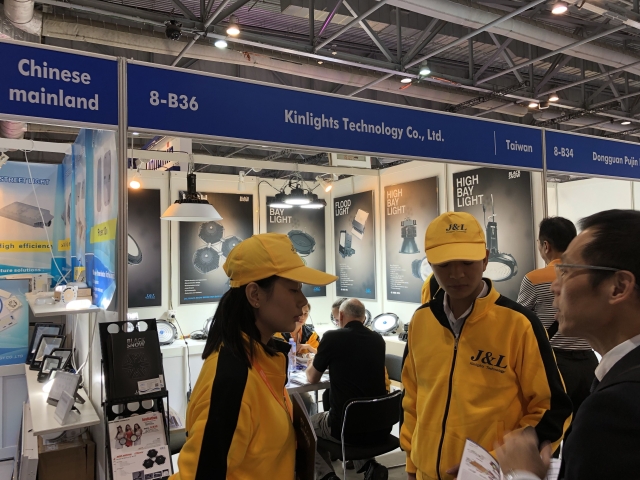 圖說：晶玲科技李奎總經理（右二）肯定香港戶外照明展的效果。 周祖誠／攝影