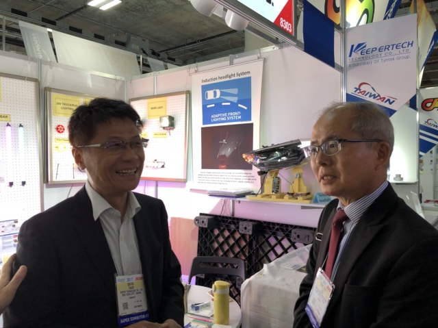 專攻智慧型安全控制車燈核心技術的咸瑞科技總經理王文虎（左），對於展覽效果很滿意。游志龍／攝影