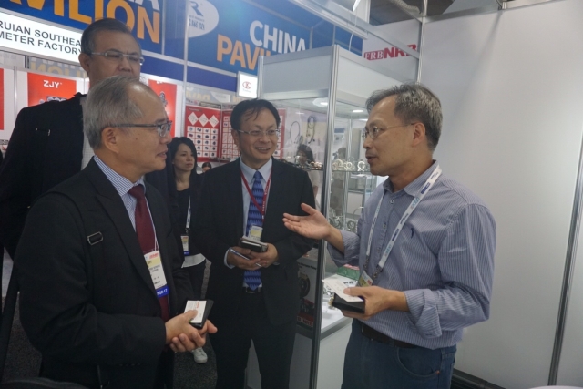 Ming-Shy Chen (first from left) spent 5 hours visiting each APPEX exhibitors