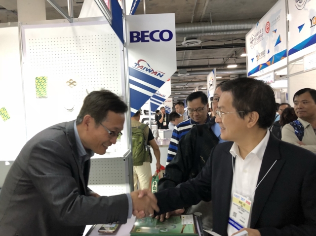 Ming-Ku Wei, Magistrate of Changhua County, (first from right) visited the exhibitors in person.