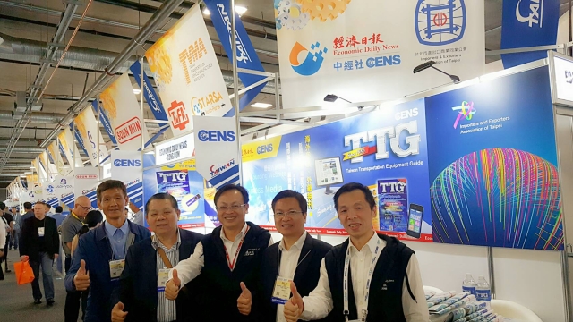 經濟日報總經理周祖誠(右三)親臨展會現場，與多位台灣廠商互動。