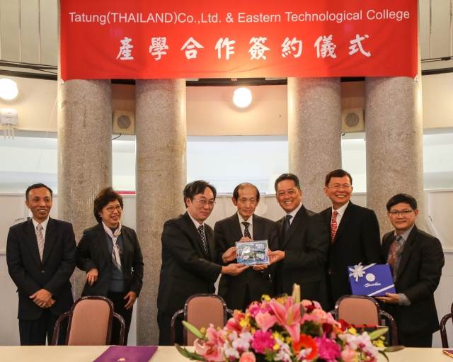 (Second left): Director of Tai Trade Office, Ms. Nannatee Wiboonchutikula

(Third left): Chairman of TTL, Mr. M. Y. Hsieh
(Middle): Chairman of Tatung, Mr. W. S. Lin

(Third right): President of Eastern Technological College of Thailand, Dr. Prasert Klinchoo