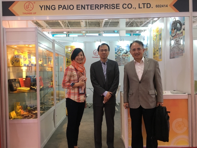 Wei, Sheng-Huang (second from left), Chairman of Taiwan-Iran Business Association; and Sheng-Yu Lu(right), Director of Taiwan Trade Center, Tehran, together visited Taiwanese exhibitors at the show.