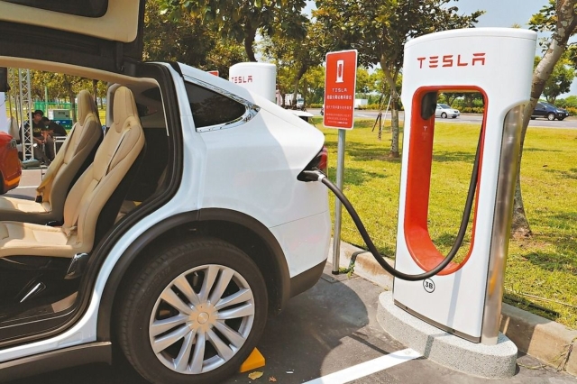 Tesla`s supercharger station at Chimei Museum in Tainan, southern Taiwan. (photo courtesy of UDN.com)