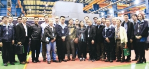 台灣赫可開放日參與來賓和自新加坡來台的HURCO（S.E.Asia）總經理李偉業（前排左五）合影。 戴辰／攝影