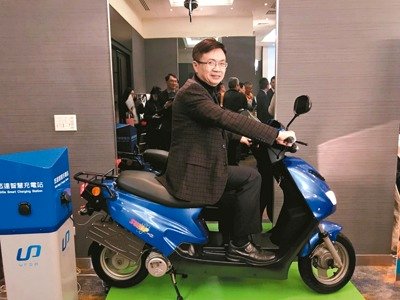 外貿協會董事長黃志芳主持台灣電動車聯盟成立大會，並騎乘現場展示的電動機車。 記者黃文奇／攝影