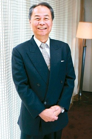 亞洲光學董事長賴以仁