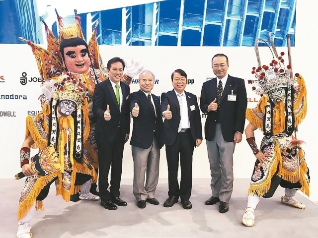 Jimmy Chu (second from right), chairman of FFG (photo provided by EDN.com).