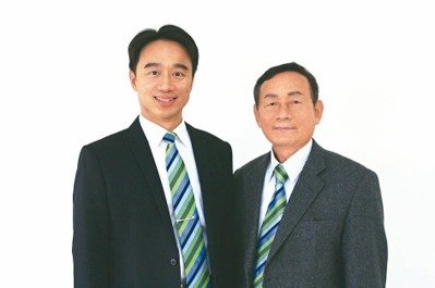 Wang Jun-xian (left), the new chairman of Fu Chun Shin. (photo provided by EDN.com)