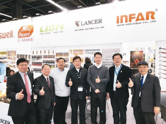 several celebrities from Taiwan, including H.C. Yu (second from left), chairman of THTMA, came to jointly gave support to the Taiwan exhibitors (photo provided by THTMA).
