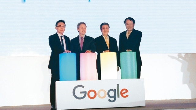 Google宣布啟動「智慧台灣」計畫，積極培養台灣AI人才。左起為Google台灣總經理陳俊廷、Google亞太區行銷副總裁Simon Kahn、副總統陳建仁、台灣董事總經理簡立峰。 記者彭慧明／攝影
