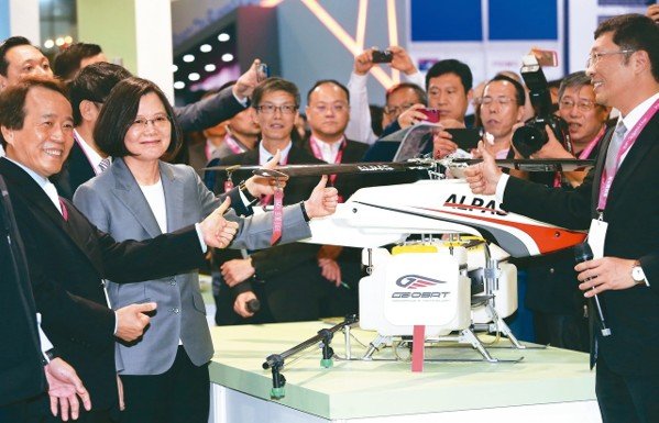 Tsai Yi-wen (second from left), President of Taiwan, also attended SCSE to show her support to the development of Smart City Solution. (photographed by Hsu Zao-xuan)