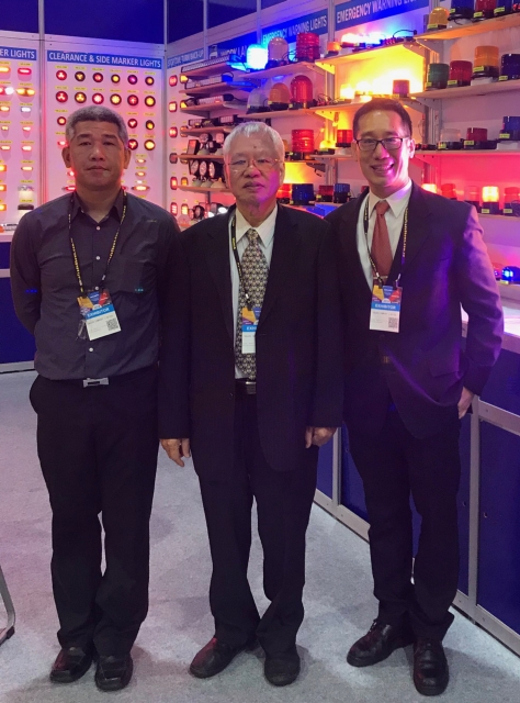 Chiang Wen-chiang (middle), chairman of Valens noted that the firm`s brand has been well recognized by professional for its high quality LED auxiliary driving lights.  (photographed by Lo Su-hua)
