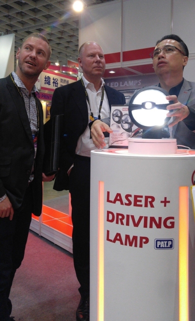 Niken`s NK-0724 laser LED driving lamp is the highlight of the firm. (Photographed by Shen Jia-yi)