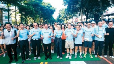 台塑企業管理中心常務委員王瑞瑜（左五）為「Formosa樂活盃桃園健康路跑」領跑。 記者韓化宇／攝影