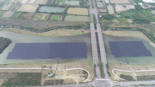全台最大水域浮動式太陽能發電系統在台南，台南市政府水利局擇定樹谷園區，今年4月完成併聯試運轉。 圖/台南市府水利局提供