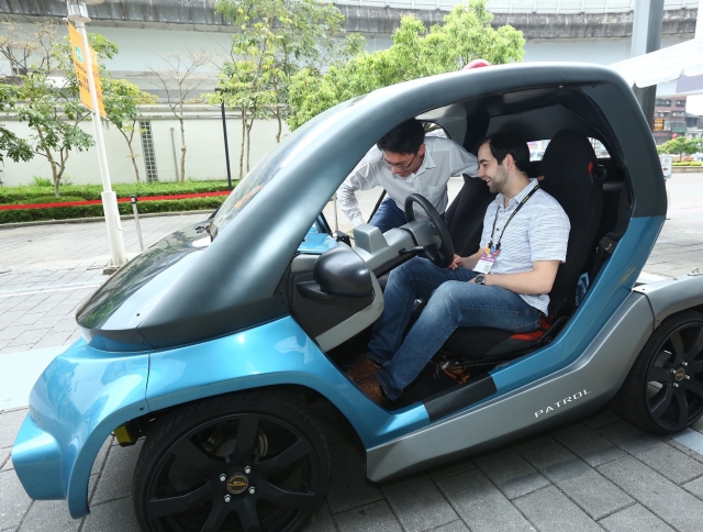 Foreign buyers experience electric car with self-driving function in the exhibition’s outdoor area. (Provided by TAITRA)