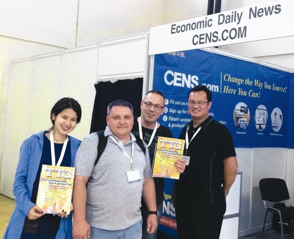 File photo of buyers posing with Taiwan Transportation Equipment Guide in 2017. (photo courtesy of CENS)