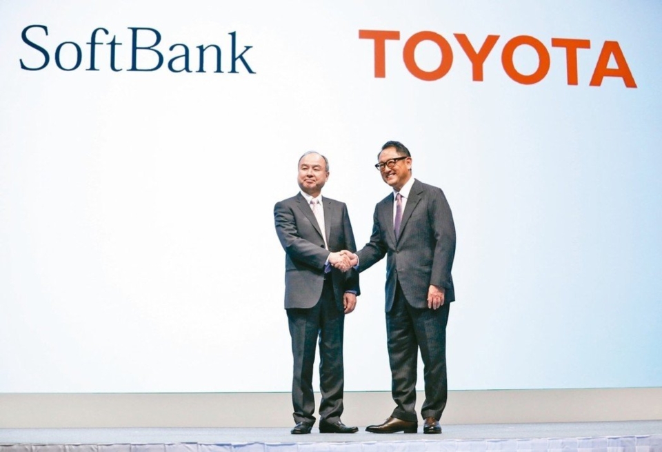 豐田汽車董事長豐田章男（右）四日與軟銀集團董事長孫正義（左）宣布合資成立新公司。 歐新社
