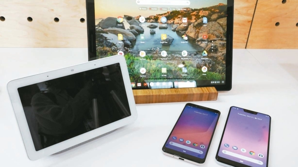 Google發表三款全新硬體，(左起)搭配螢幕的Google Home Hub、平板Pixel Slate以及兩種尺寸的智慧手機Pixel 3，台灣將是Pixel 3手機第一波開賣市場。 (美聯社)
