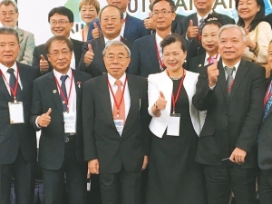 工总理事长王文渊（左二起）与经济部次长王美花昨日出席「台越产业合作论坛」。 中央社
