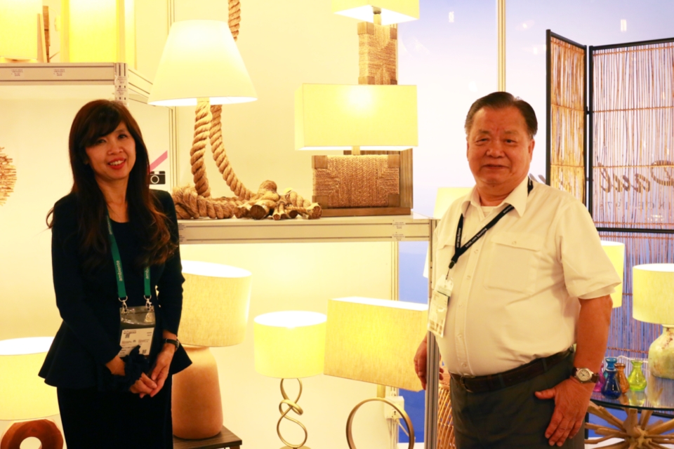 唯弘游明保董事長及梁漢芬經理表示2018新上市纜繩系列燈具是以船帆為設計靈感。記者伍孔德徽/攝影