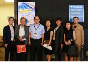 Guests from Taiwan's Taipei Economic and Cultural Office, Taiwan Lighting Fixture Export Association and Taiwan External Trade Development Council visit Taiwan exhibitors at the Hong Kong Int'l Lighting Fair. (photo courtesy of CENS.com)