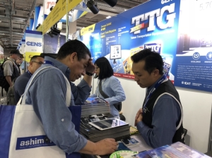 經濟日報與中經社發行的台灣汽車零配件總覽（TTG)在AAPEX展引起許多國際買主的關注。蕭永樂/攝影