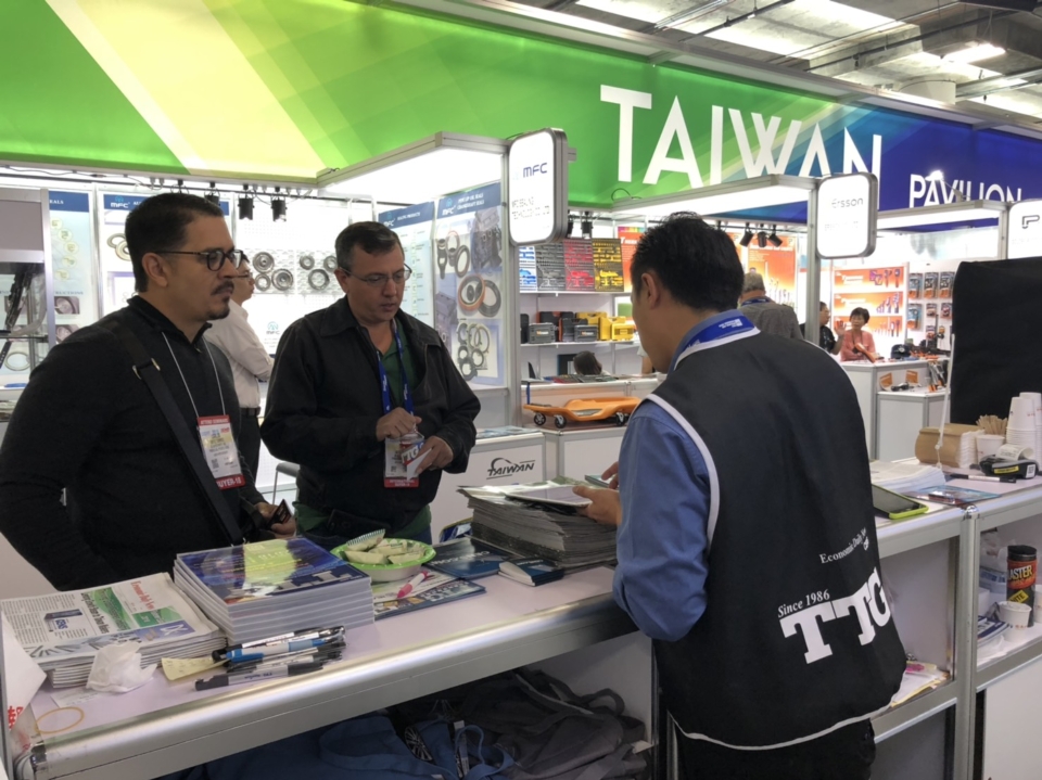 買主前來TTG服務攤位洽詢台灣供應商。 蕭永樂/攝影