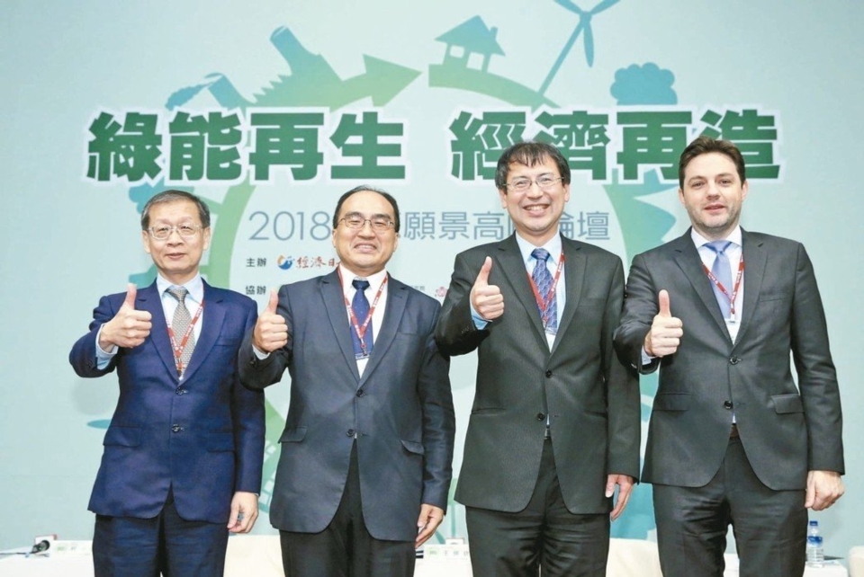 2018能源願景高峰論壇昨天以「離岸風電產業鏈的商機」為題舉辦座談，由行政院能源及減碳辦公室副執行長林子倫（左三）主持，中鋼執行副總經理王錫欽（左起）、經濟部工業局局長呂正華、沃旭能源亞太區總經理暨台灣董事長柏森文參與座談。 記者林俊良／攝影
