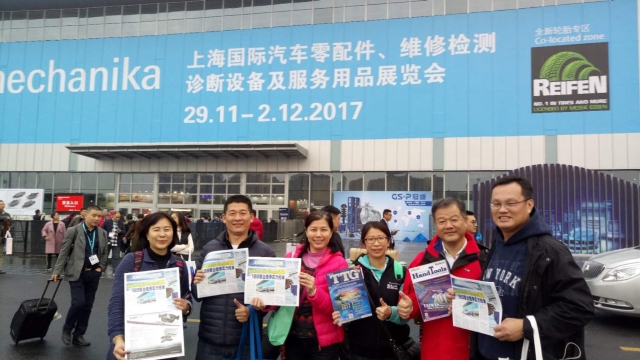 2018經濟日報（中經社）前往上海法蘭克福汽配展，現場發送專業刊物並開拓買主商機。（中經社提供）