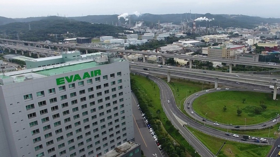 圖為國道一號中山高桃園交流道旁的長榮航空、長榮海運大樓，聳立在桃園交流道匝道口平面道路上。 報系資料照
