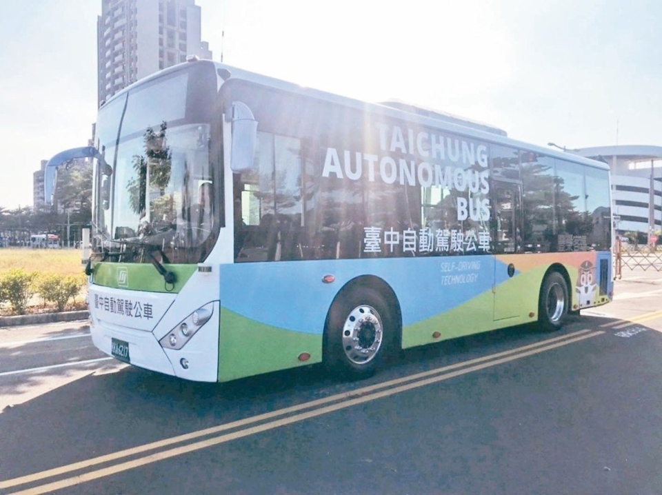 亞洲矽谷自駕車運行暨資訊整合平台計畫中的國內首輛自駕公共巴士於台中上路。 中華電信／提供
