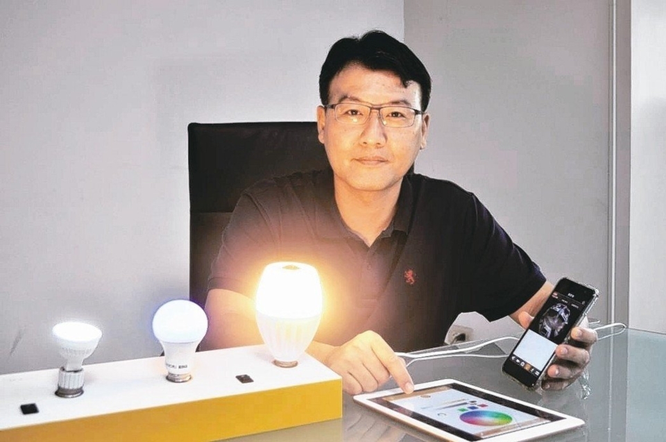 麗光科技營業處總監陳維倫展示麗元智慧照明產品。 莊智強／攝影