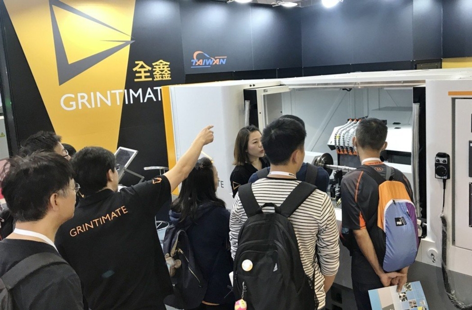 全鑫精密於日本Jimtof展覽中,寬砂輪一次研磨技術,吸引業界先進與買家詢問。 全鑫精密/提供 全鑫精密於日本Jimtof展覽中,寬砂輪一次研磨技術,吸引業界先進與買家詢問。 全鑫精密/提供