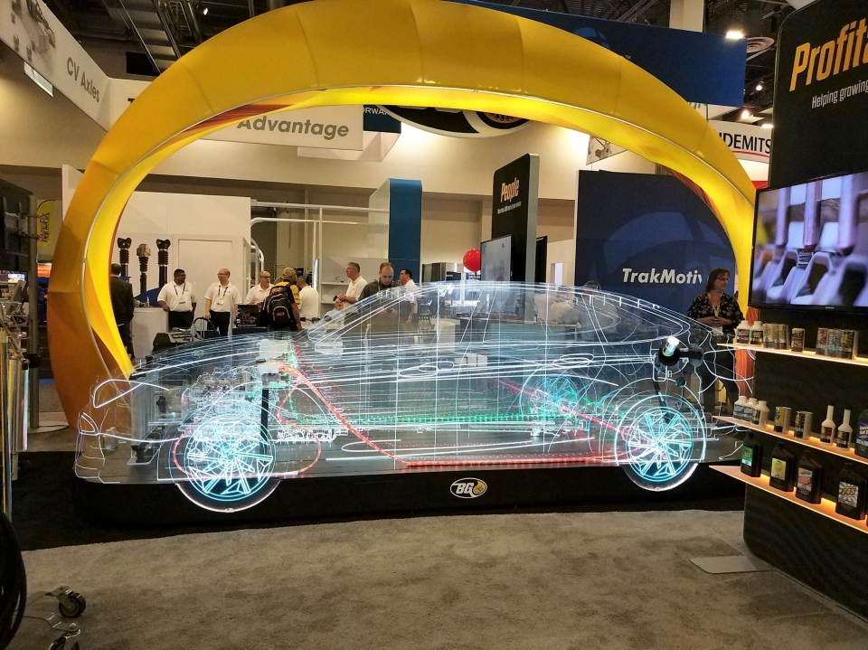 AAPEX展示最先進的汽配科技，如用AR科技顯示汽車內部與結構，以便技師進行維修。（經濟日報／提供）