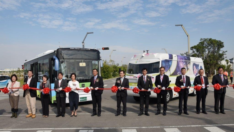 車王電副總經理蔡珠蘭（左四）說：車王電主導的華德動能中型巴士自駕車，配合「台中水湳智慧城自駕車運行計畫」開幕啟動，並開放一個月時間給一般民眾試乘體驗。 車王電／提供