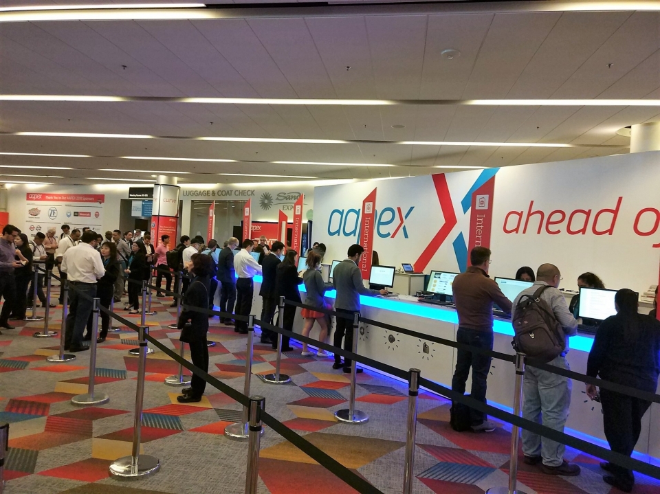 Visitors are waiting in line to register at 2018 AAPEX. (Photo courtesy of Economic Daily News)