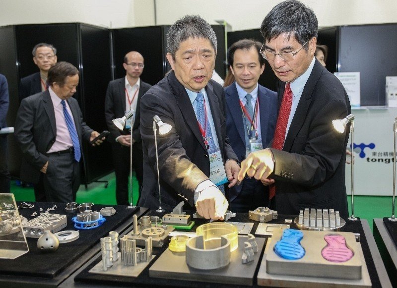 東台精機董事長嚴瑞雄（前排左）為科技部長陳良基解說3D列印的應用。 東台／提供