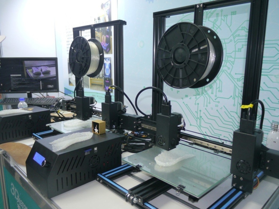 透過3D列印機，可在30分鐘內完成客製化鞋墊。記者徐白櫻／攝影