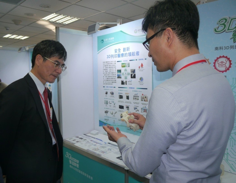 科技部長陳良基（左一）參加3D列印群聚發表會，聆聽廠商介紹醫材應用3D列印的優點。記者徐白櫻／攝影
