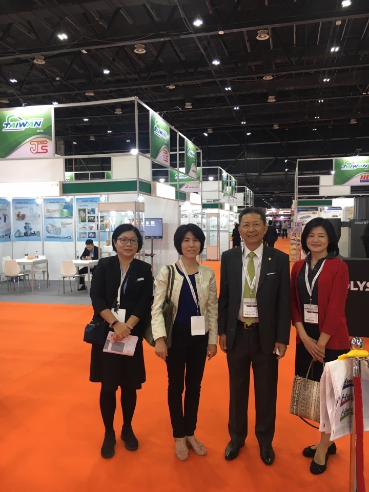 Taiwan Trade Center in Dubai Manager Liao Guan-lei (first from left), Jerry S. Yang, director of the Commercial Office of Taipei, Dubai, U.A.E. (third from left) and Taiwan Association of Machinery Industry representative Huan Chiao-yun (fourth from left) pose at ArabPlast. (Photographed by Liu Siou-chuan)